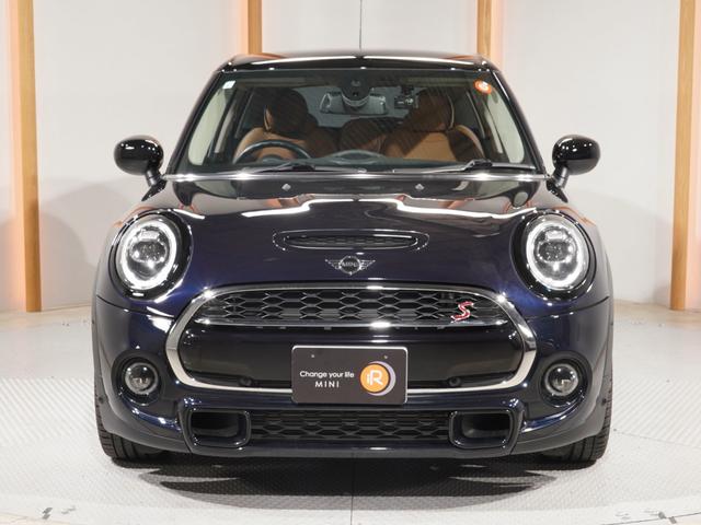 ＭＩＮＩ クーパーＳ　禁煙車　バックカメラ　前後障害物センサー　パーキングアシスト　ストレージコンパートメント　ドライビングモード　コンフォートアクセス　ＣＡＢＡＮＡ　アクティブクルコン　純正ナビ　ＥＴＣ２．０　整備付（8枚目）