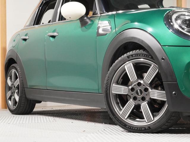 ＭＩＮＩ クーパーＤ　６０イヤーズエディション　限定車　禁煙車　専用装備　レザーシート　シートヒーター　クルコン　パーキングアシスト　コンフォートアクセス　バックカメラ　前後障害物センサー　ＬＥＤヘッドライト／フォグランプ　ＥＴＣ　整備付（20枚目）