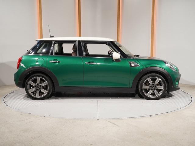 ＭＩＮＩ クーパーＤ　６０イヤーズエディション　限定車　禁煙車　専用装備　レザーシート　シートヒーター　クルコン　パーキングアシスト　コンフォートアクセス　バックカメラ　前後障害物センサー　ＬＥＤヘッドライト／フォグランプ　ＥＴＣ　整備付（23枚目）