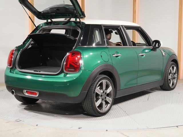 ＭＩＮＩ クーパーＤ　６０イヤーズエディション　限定車　禁煙車　専用装備　レザーシート　シートヒーター　クルコン　パーキングアシスト　コンフォートアクセス　バックカメラ　前後障害物センサー　ＬＥＤヘッドライト／フォグランプ　ＥＴＣ　整備付（28枚目）