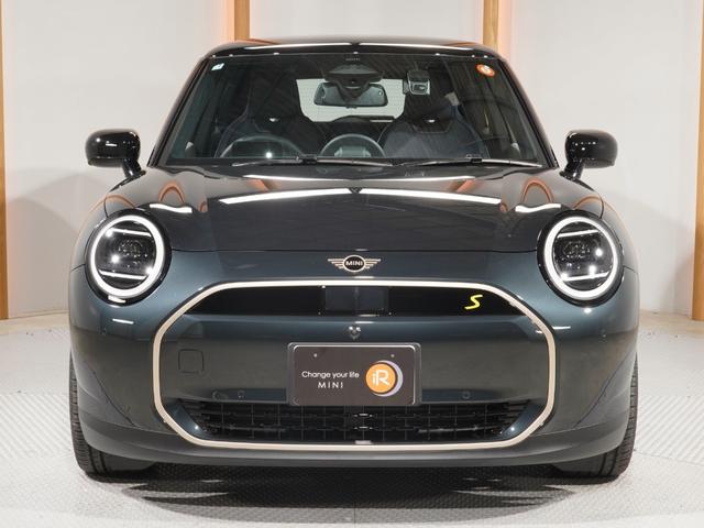 ＭＩＮＩ クーパーＳＥ　フェイバリット・トリム　禁煙車　ベスキンシート　シート＆ハンドルヒーター　バックカメラ　前後障害物センサー　レーンキーピングアシスト　後車衝突警告　ＡｐｐｌｅＣａｒＰｌａｙ　ヘッドアップディスプレイ　純正ナビ　ＥＴＣ２．０（9枚目）