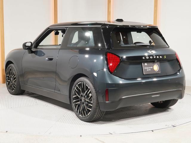 ＭＩＮＩ クーパーＳＥ　フェイバリット・トリム　禁煙車　ベスキンシート　シート＆ハンドルヒーター　バックカメラ　前後障害物センサー　レーンキーピングアシスト　後車衝突警告　ＡｐｐｌｅＣａｒＰｌａｙ　ヘッドアップディスプレイ　純正ナビ　ＥＴＣ２．０（11枚目）