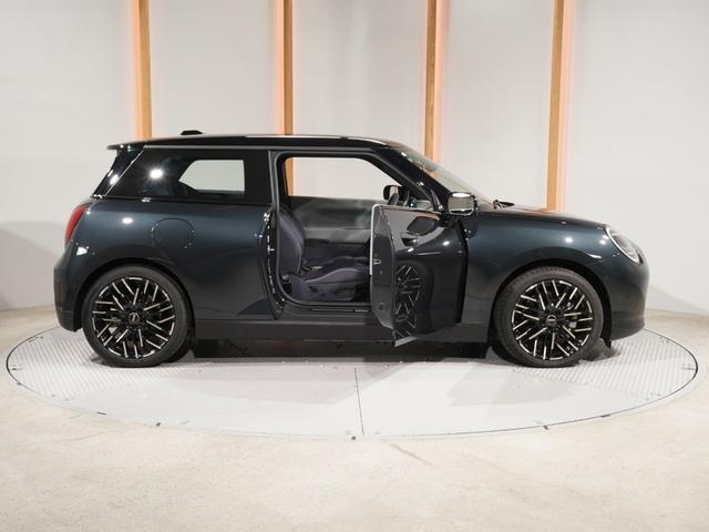 ＭＩＮＩ クーパーＳＥ　フェイバリット・トリム　禁煙車　ベスキンシート　シート＆ハンドルヒーター　バックカメラ　前後障害物センサー　レーンキーピングアシスト　後車衝突警告　ＡｐｐｌｅＣａｒＰｌａｙ　ヘッドアップディスプレイ　純正ナビ　ＥＴＣ２．０（25枚目）