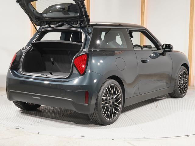 ＭＩＮＩ クーパーＳＥ　フェイバリット・トリム　禁煙車　ベスキンシート　シート＆ハンドルヒーター　バックカメラ　前後障害物センサー　レーンキーピングアシスト　後車衝突警告　ＡｐｐｌｅＣａｒＰｌａｙ　ヘッドアップディスプレイ　純正ナビ　ＥＴＣ２．０（32枚目）