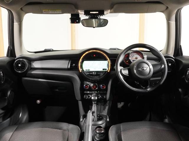 ＭＩＮＩ クーパー　禁煙車　コンフォートアクセス　バックカメラ　リア障害物センサー　ＬＥＤヘッドライト／フォグランプ　ホワイトターンシグナルライト　ストレージコンパートメントパッケージ　純正ナビ　ＥＴＣ　整備付（4枚目）