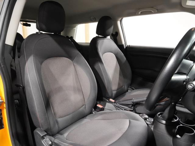 ＭＩＮＩ クーパー　禁煙車　コンフォートアクセス　バックカメラ　リア障害物センサー　ＬＥＤヘッドライト／フォグランプ　ホワイトターンシグナルライト　ストレージコンパートメントパッケージ　純正ナビ　ＥＴＣ　整備付（5枚目）
