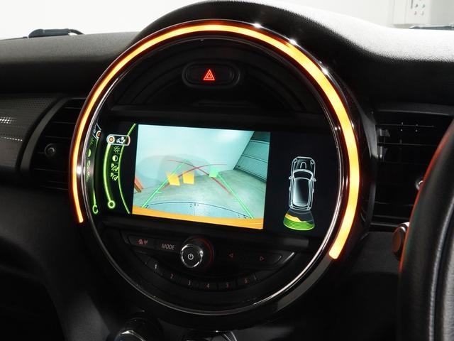ＭＩＮＩ クーパー　禁煙車　コンフォートアクセス　バックカメラ　リア障害物センサー　ＬＥＤヘッドライト／フォグランプ　ホワイトターンシグナルライト　ストレージコンパートメントパッケージ　純正ナビ　ＥＴＣ　整備付（6枚目）
