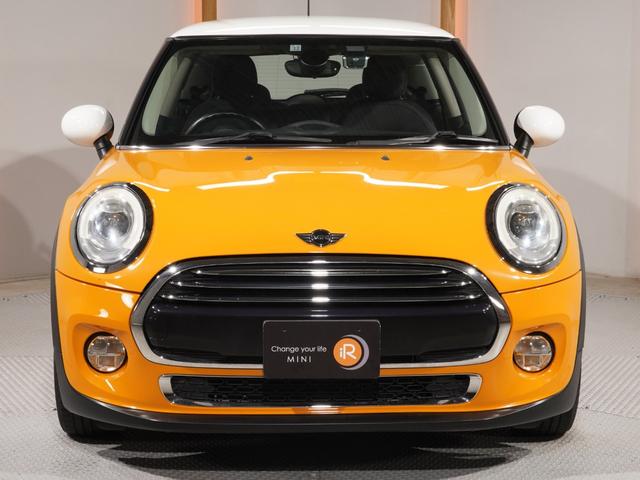 ＭＩＮＩ クーパー　禁煙車　コンフォートアクセス　バックカメラ　リア障害物センサー　ＬＥＤヘッドライト／フォグランプ　ホワイトターンシグナルライト　ストレージコンパートメントパッケージ　純正ナビ　ＥＴＣ　整備付（8枚目）