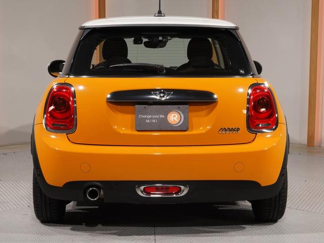 ＭＩＮＩ クーパー　禁煙車　コンフォートアクセス　バックカメラ　リア障害物センサー　ＬＥＤヘッドライト／フォグランプ　ホワイトターンシグナルライト　ストレージコンパートメントパッケージ　純正ナビ　ＥＴＣ　整備付（9枚目）
