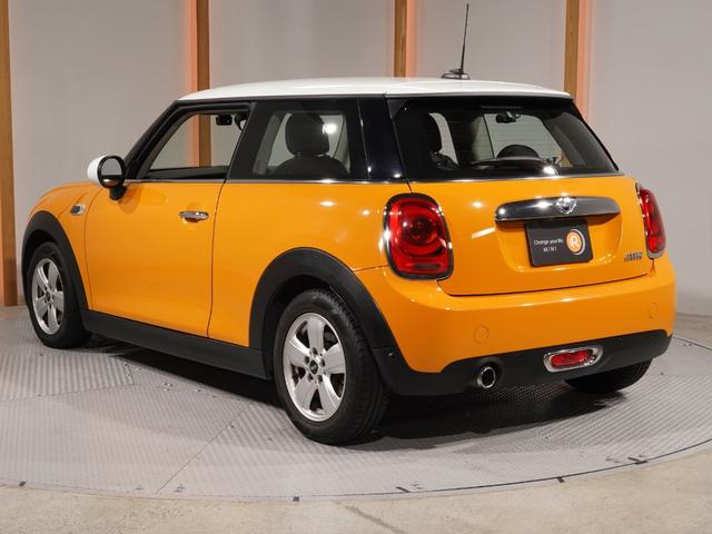 ＭＩＮＩ クーパー　禁煙車　コンフォートアクセス　バックカメラ　リア障害物センサー　ＬＥＤヘッドライト／フォグランプ　ホワイトターンシグナルライト　ストレージコンパートメントパッケージ　純正ナビ　ＥＴＣ　整備付（10枚目）