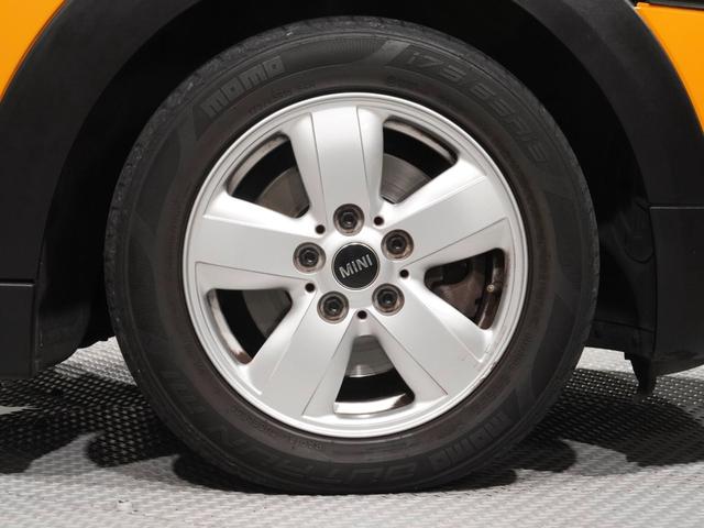 ＭＩＮＩ クーパー　禁煙車　コンフォートアクセス　バックカメラ　リア障害物センサー　ＬＥＤヘッドライト／フォグランプ　ホワイトターンシグナルライト　ストレージコンパートメントパッケージ　純正ナビ　ＥＴＣ　整備付（11枚目）