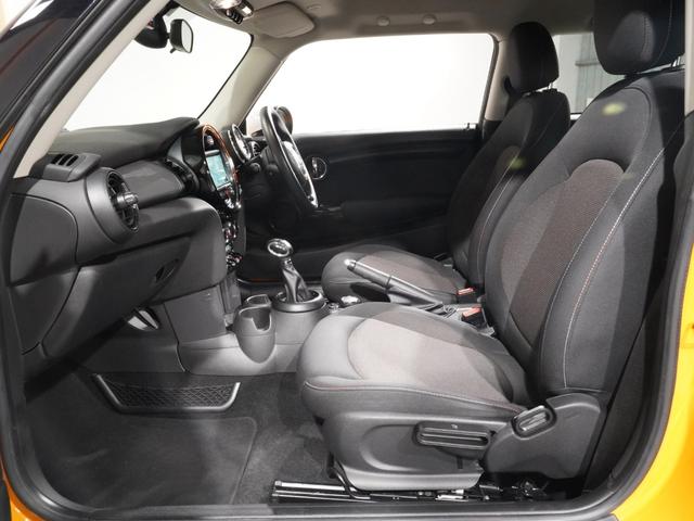 ＭＩＮＩ クーパー　禁煙車　コンフォートアクセス　バックカメラ　リア障害物センサー　ＬＥＤヘッドライト／フォグランプ　ホワイトターンシグナルライト　ストレージコンパートメントパッケージ　純正ナビ　ＥＴＣ　整備付（12枚目）