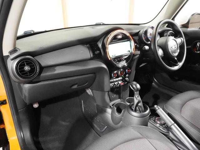 ＭＩＮＩ クーパー　禁煙車　コンフォートアクセス　バックカメラ　リア障害物センサー　ＬＥＤヘッドライト／フォグランプ　ホワイトターンシグナルライト　ストレージコンパートメントパッケージ　純正ナビ　ＥＴＣ　整備付（15枚目）