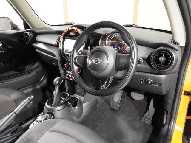 ＭＩＮＩ クーパー　禁煙車　コンフォートアクセス　バックカメラ　リア障害物センサー　ＬＥＤヘッドライト／フォグランプ　ホワイトターンシグナルライト　ストレージコンパートメントパッケージ　純正ナビ　ＥＴＣ　整備付（16枚目）