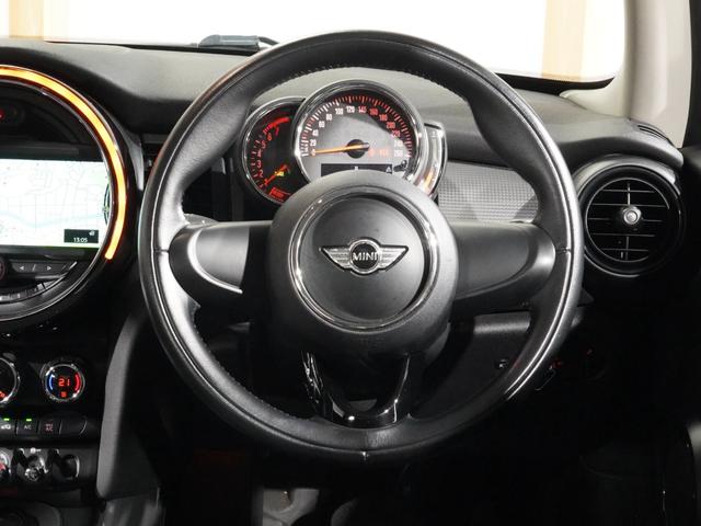 ＭＩＮＩ クーパー　禁煙車　コンフォートアクセス　バックカメラ　リア障害物センサー　ＬＥＤヘッドライト／フォグランプ　ホワイトターンシグナルライト　ストレージコンパートメントパッケージ　純正ナビ　ＥＴＣ　整備付（17枚目）