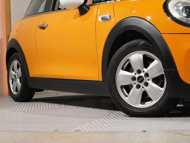 ＭＩＮＩ クーパー　禁煙車　コンフォートアクセス　バックカメラ　リア障害物センサー　ＬＥＤヘッドライト／フォグランプ　ホワイトターンシグナルライト　ストレージコンパートメントパッケージ　純正ナビ　ＥＴＣ　整備付（20枚目）