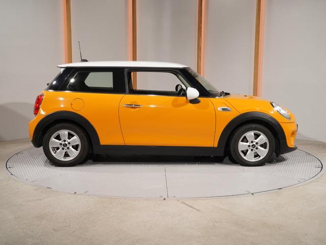 ＭＩＮＩ クーパー　禁煙車　コンフォートアクセス　バックカメラ　リア障害物センサー　ＬＥＤヘッドライト／フォグランプ　ホワイトターンシグナルライト　ストレージコンパートメントパッケージ　純正ナビ　ＥＴＣ　整備付（23枚目）
