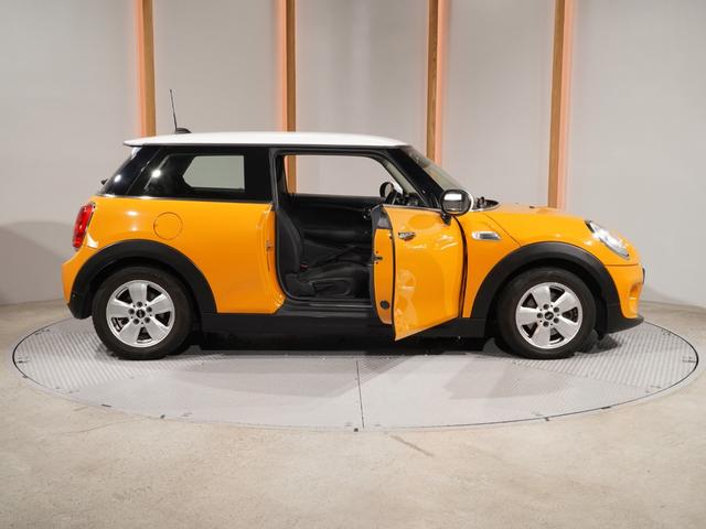 ＭＩＮＩ クーパー　禁煙車　コンフォートアクセス　バックカメラ　リア障害物センサー　ＬＥＤヘッドライト／フォグランプ　ホワイトターンシグナルライト　ストレージコンパートメントパッケージ　純正ナビ　ＥＴＣ　整備付（24枚目）