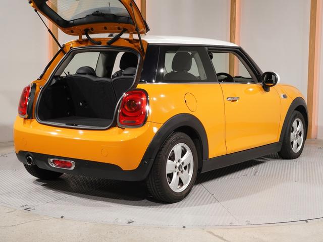 ＭＩＮＩ クーパー　禁煙車　コンフォートアクセス　バックカメラ　リア障害物センサー　ＬＥＤヘッドライト／フォグランプ　ホワイトターンシグナルライト　ストレージコンパートメントパッケージ　純正ナビ　ＥＴＣ　整備付（28枚目）
