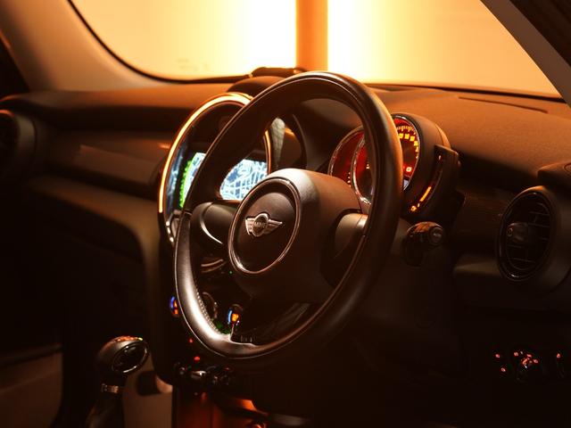 ＭＩＮＩ クーパー　禁煙車　コンフォートアクセス　バックカメラ　リア障害物センサー　ＬＥＤヘッドライト／フォグランプ　ホワイトターンシグナルライト　ストレージコンパートメントパッケージ　純正ナビ　ＥＴＣ　整備付（39枚目）