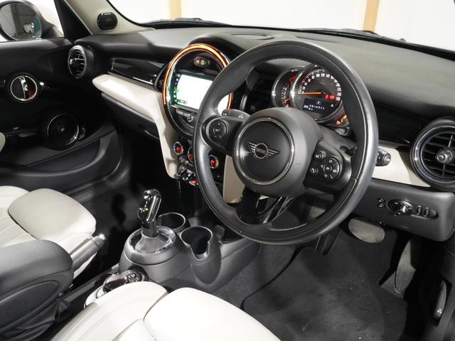 ＭＩＮＩ クーパー　ワンオーナー　レザーシート　シートヒーター　ｈａｒｍａｎ／ｋａｒｄｏｎ　コンフォートアクセス　バックカメラ　前後障害物センサー　パーキングアシスト　ＬＥＤヘッドライト　純正ナビ　ＥＴＣ　整備付（16枚目）