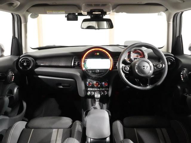 ＭＩＮＩ クーパーＳＤ　禁煙車　ヘッドアップディスプレイ　ＡｐｐｌｅＣａｒＰｌａｙ　ワイヤレスチャージ　純正ナビ　パーキングアシスト　リアカメラ　前後障害物センサー　アクティブクルコン　ドライビングモード　ＥＴＣ２．０整備付（4枚目）