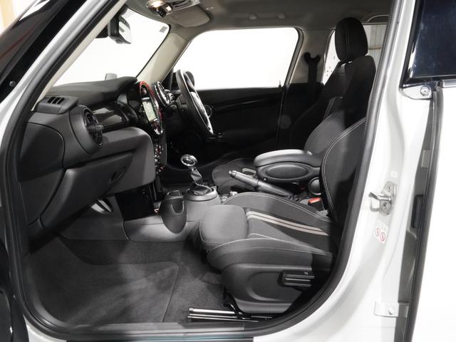 ＭＩＮＩ クーパーＳＤ　禁煙車　ヘッドアップディスプレイ　ＡｐｐｌｅＣａｒＰｌａｙ　ワイヤレスチャージ　純正ナビ　パーキングアシスト　リアカメラ　前後障害物センサー　アクティブクルコン　ドライビングモード　ＥＴＣ２．０整備付（12枚目）