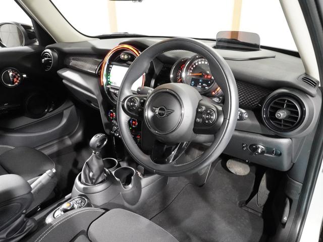 ＭＩＮＩ クーパーＳＤ　禁煙車　ヘッドアップディスプレイ　ＡｐｐｌｅＣａｒＰｌａｙ　ワイヤレスチャージ　純正ナビ　パーキングアシスト　リアカメラ　前後障害物センサー　アクティブクルコン　ドライビングモード　ＥＴＣ２．０整備付（16枚目）