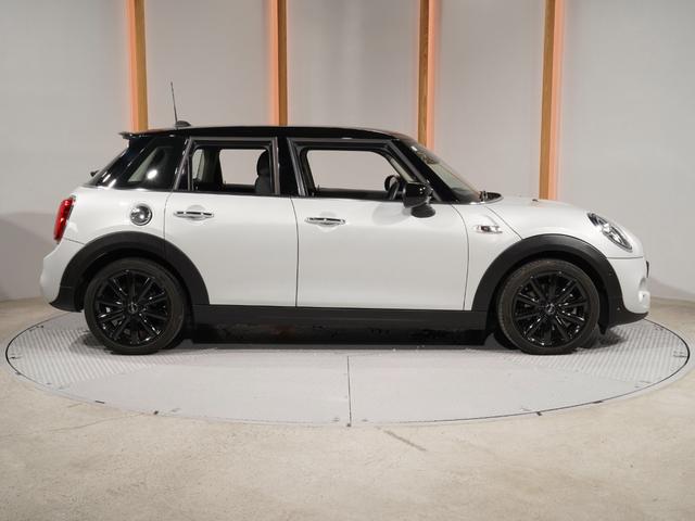ＭＩＮＩ クーパーＳＤ　禁煙車　ヘッドアップディスプレイ　ＡｐｐｌｅＣａｒＰｌａｙ　ワイヤレスチャージ　純正ナビ　パーキングアシスト　リアカメラ　前後障害物センサー　アクティブクルコン　ドライビングモード　ＥＴＣ２．０整備付（23枚目）