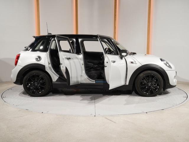 ＭＩＮＩ クーパーＳＤ　禁煙車　ヘッドアップディスプレイ　ＡｐｐｌｅＣａｒＰｌａｙ　ワイヤレスチャージ　純正ナビ　パーキングアシスト　リアカメラ　前後障害物センサー　アクティブクルコン　ドライビングモード　ＥＴＣ２．０整備付（24枚目）