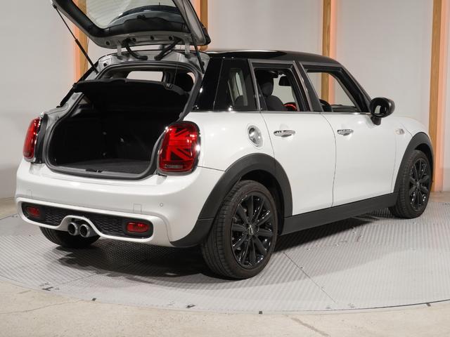 ＭＩＮＩ クーパーＳＤ　禁煙車　ヘッドアップディスプレイ　ＡｐｐｌｅＣａｒＰｌａｙ　ワイヤレスチャージ　純正ナビ　パーキングアシスト　リアカメラ　前後障害物センサー　アクティブクルコン　ドライビングモード　ＥＴＣ２．０整備付（28枚目）
