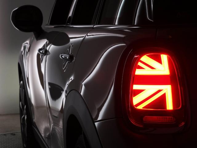 ＭＩＮＩ クーパーＳＤ　禁煙車　ヘッドアップディスプレイ　ＡｐｐｌｅＣａｒＰｌａｙ　ワイヤレスチャージ　純正ナビ　パーキングアシスト　リアカメラ　前後障害物センサー　アクティブクルコン　ドライビングモード　ＥＴＣ２．０整備付（41枚目）