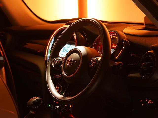 ＭＩＮＩ クーパーＳＤ　禁煙車　ヘッドアップディスプレイ　ＡｐｐｌｅＣａｒＰｌａｙ　ワイヤレスチャージ　純正ナビ　パーキングアシスト　リアカメラ　前後障害物センサー　アクティブクルコン　ドライビングモード　ＥＴＣ２．０整備付（42枚目）