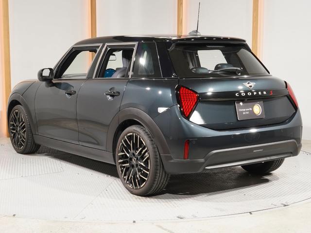 ＭＩＮＩ クーパーＳ　フェイバリット・トリム　禁煙車　ワンオーナー　ベスキンシート　シート＆ハンドルヒーター　ＡｐｐｌｅＣａｒＰｌａｙ　純正ナビ　ワイヤレスチャージ　前後カメラ　レーンアシスト　アクティブクルコン　ＥＴＣ２．０　整備付（11枚目）