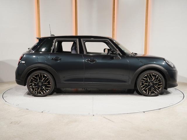 ＭＩＮＩ クーパーＳ　フェイバリット・トリム　禁煙車　ワンオーナー　ベスキンシート　シート＆ハンドルヒーター　ＡｐｐｌｅＣａｒＰｌａｙ　純正ナビ　ワイヤレスチャージ　前後カメラ　レーンアシスト　アクティブクルコン　ＥＴＣ２．０　整備付（24枚目）