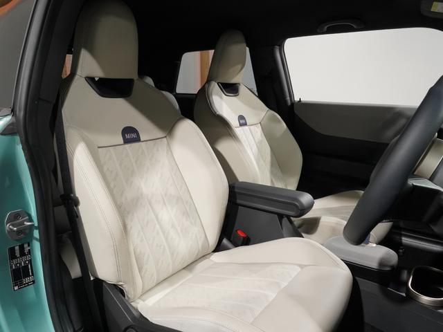 ＭＩＮＩ クーパーＣ　フェイバリット・トリム　禁煙車　ワンオーナー　ベスキン／ベージュ　シート＆ハンドルヒーター　ワイヤレスチャージ　ヘッドアップディスプレイ　リアカメラ　前後障害物センサー　レーンキーピングアシスト　純正ナビ　ＥＴＣ２．０整備付（5枚目）