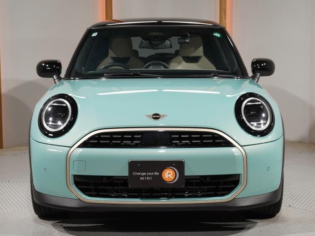 ＭＩＮＩ クーパーＣ　フェイバリット・トリム　禁煙車　ワンオーナー　ベスキン／ベージュ　シート＆ハンドルヒーター　ワイヤレスチャージ　ヘッドアップディスプレイ　リアカメラ　前後障害物センサー　レーンキーピングアシスト　純正ナビ　ＥＴＣ２．０整備付（9枚目）