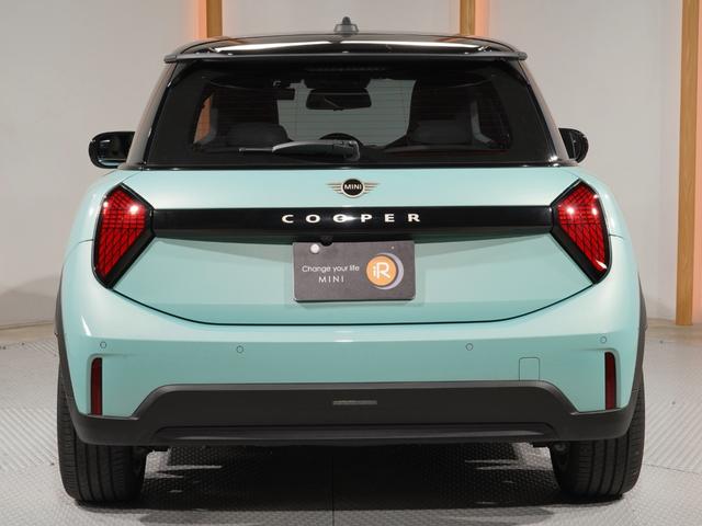 ＭＩＮＩ クーパーＣ　フェイバリット・トリム　禁煙車　ワンオーナー　ベスキン／ベージュ　シート＆ハンドルヒーター　ワイヤレスチャージ　ヘッドアップディスプレイ　リアカメラ　前後障害物センサー　レーンキーピングアシスト　純正ナビ　ＥＴＣ２．０整備付（10枚目）