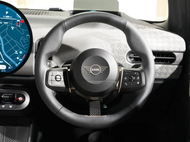 ＭＩＮＩ クーパーＣ　フェイバリット・トリム　禁煙車　ワンオーナー　ベスキン／ベージュ　シート＆ハンドルヒーター　ワイヤレスチャージ　ヘッドアップディスプレイ　リアカメラ　前後障害物センサー　レーンキーピングアシスト　純正ナビ　ＥＴＣ２．０整備付（18枚目）