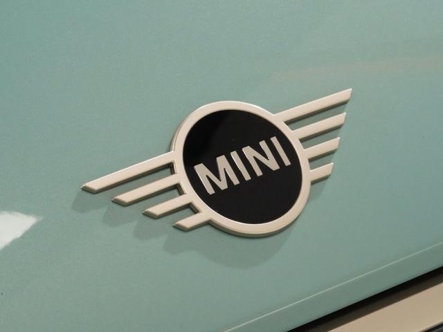 ＭＩＮＩ クーパーＣ　フェイバリット・トリム　禁煙車　ワンオーナー　ベスキン／ベージュ　シート＆ハンドルヒーター　ワイヤレスチャージ　ヘッドアップディスプレイ　リアカメラ　前後障害物センサー　レーンキーピングアシスト　純正ナビ　ＥＴＣ２．０整備付（23枚目）