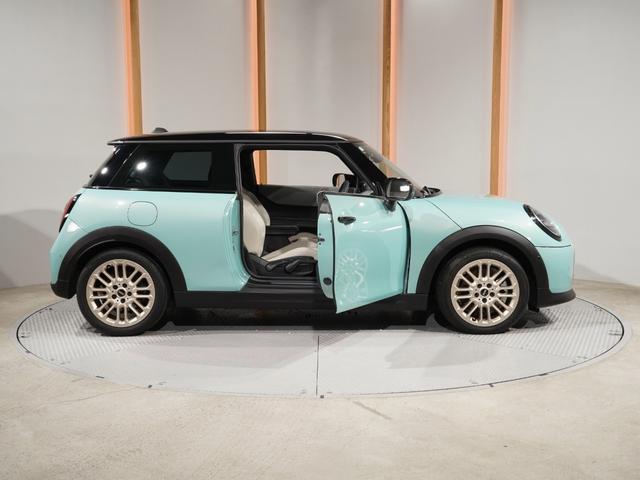 ＭＩＮＩ クーパーＣ　フェイバリット・トリム　禁煙車　ワンオーナー　ベスキン／ベージュ　シート＆ハンドルヒーター　ワイヤレスチャージ　ヘッドアップディスプレイ　リアカメラ　前後障害物センサー　レーンキーピングアシスト　純正ナビ　ＥＴＣ２．０整備付（25枚目）
