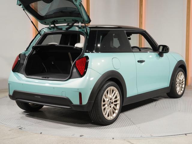 ＭＩＮＩ クーパーＣ　フェイバリット・トリム　禁煙車　ワンオーナー　ベスキン／ベージュ　シート＆ハンドルヒーター　ワイヤレスチャージ　ヘッドアップディスプレイ　リアカメラ　前後障害物センサー　レーンキーピングアシスト　純正ナビ　ＥＴＣ２．０整備付（30枚目）