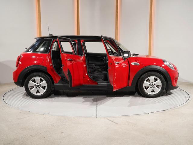 MINI クーパー 禁煙車 ワンオーナー コンフォートアクセス パーキングアシスト バックカメラ 前後障害物センサー LEDヘッドライト/フォグランプ ストレージコンパートメントパッケージ 純正ナビ ETC 整備付(24枚目)