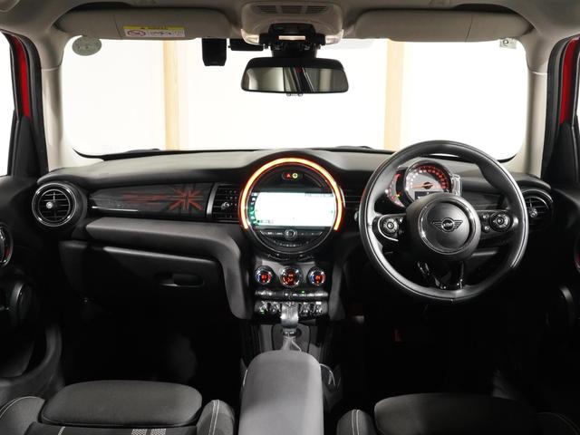 MINI クーパーSD シートヒーター アラームシステム パーキングアシスト バックカメラ 前後障害物センサー ドライビングモード アクティブクルコン インテリアサーフェス/Yoursスタイル 純正ナビ ETC2.0 整備付(4枚目)