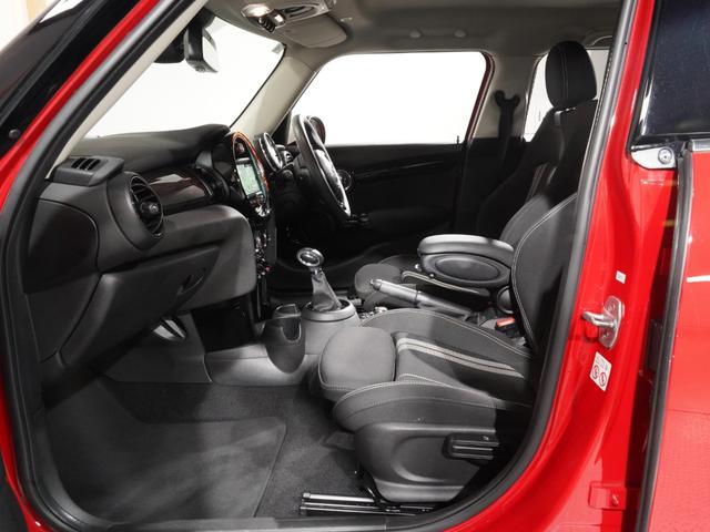 MINI クーパーSD シートヒーター アラームシステム パーキングアシスト バックカメラ 前後障害物センサー ドライビングモード アクティブクルコン インテリアサーフェス/Yoursスタイル 純正ナビ ETC2.0 整備付(12枚目)