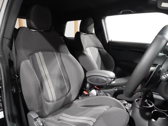 MINI クーパーS パーキングアシスト バックカメラ 前後障害物センサー JCWステアリング/ホイール ドライビングモード ストレージコンパートメントパッケージ アクティブクルコン 純正ナビ ETC2.0 整備付(5枚目)