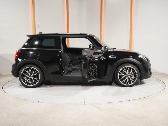 MINI クーパーS パーキングアシスト バックカメラ 前後障害物センサー JCWステアリング/ホイール ドライビングモード ストレージコンパートメントパッケージ アクティブクルコン 純正ナビ ETC2.0 整備付(24枚目)