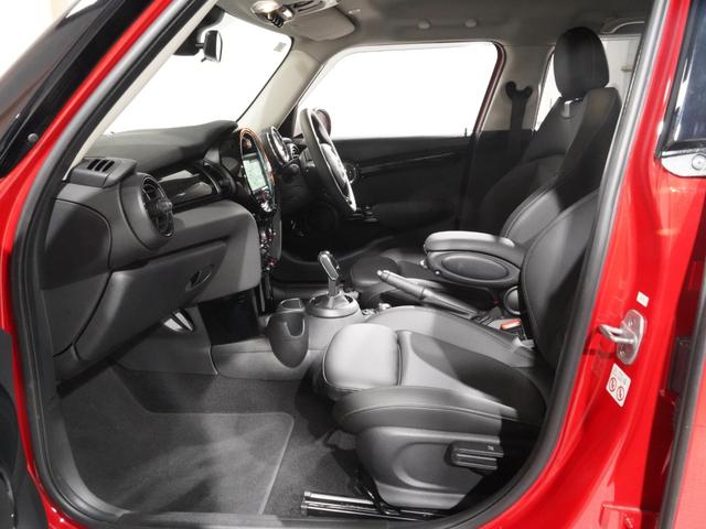 MINI クーパーD ピカデリーエディション 特別仕様車 専用装備 レザレットシート シートヒーター 純正ナビ バックカメラ 衝突軽減ブレーキ リア障害物センサー コンフォートアクセス 15インチアルミホイール ETC 整備付(12枚目)