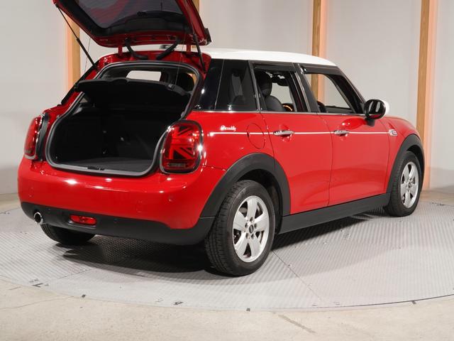 MINI クーパーD ピカデリーエディション 特別仕様車 専用装備 レザレットシート シートヒーター 純正ナビ バックカメラ 衝突軽減ブレーキ リア障害物センサー コンフォートアクセス 15インチアルミホイール ETC 整備付(29枚目)