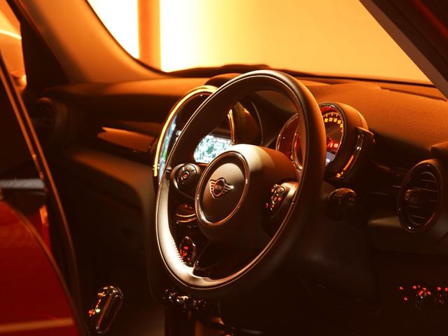 MINI クーパーD ピカデリーエディション 特別仕様車 専用装備 レザレットシート シートヒーター 純正ナビ バックカメラ 衝突軽減ブレーキ リア障害物センサー コンフォートアクセス 15インチアルミホイール ETC 整備付(40枚目)